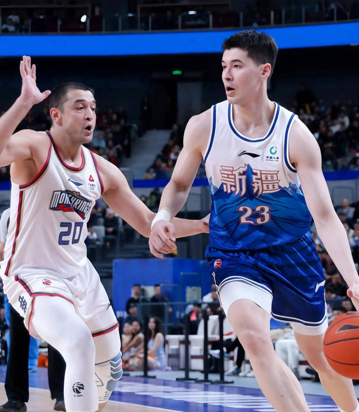 新疆男篮外援出色，奠定胜利基础